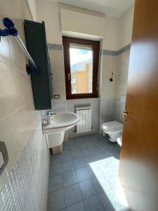 bagno con lavandino e servizi igienici di Costa Adriatica Apartment a Tortoreto