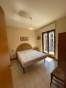 una camera con un letto e una grande finestra di Costa Adriatica Apartment a Tortoreto