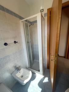 bagno con doccia e lavandino di Costa Adriatica Apartment a Tortoreto