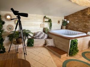 een bad in een kamer met een camera bij La Casa Romantica de Callian in Callian