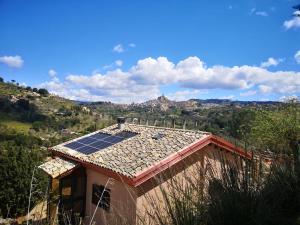 une maison avec des panneaux solaires en haut dans l'établissement Panorama Suite, à Piazza Armerina