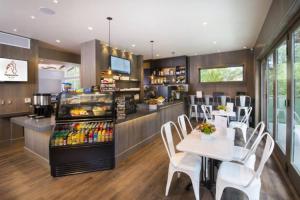 um restaurante de fast food com uma mesa e cadeiras em Luxury 2 Bedroom Downtown Aspen Vacation Rental With Access To A Heated Pool, Hot Tubs, Game Room And Spa em Aspen