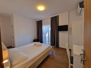 TV a/nebo společenská místnost v ubytování Hotel Queen Margaret Seaside