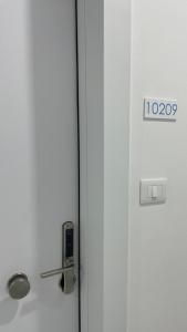 um close-up de uma porta branca com uma fechadura em NEW Brilant Apartment em Tirana