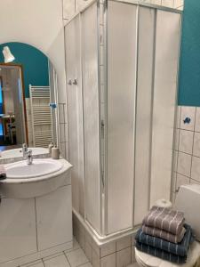 ハッセルフェルデにあるAltes Uhrwerkのバスルーム(シャワー、トイレ、シンク付)