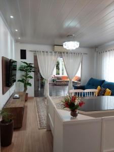 ein Wohnzimmer mit einem Sofa und einem Tisch in der Unterkunft Casa em Gramado in Gramado