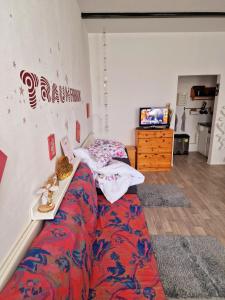 um quarto com uma cama e uma televisão em Gästequartier mittendrin in Coswig Anhalt em Coswig