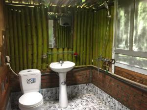 Lao San ChayにあるMu Cang Homestayの緑豊かなバスルーム(トイレ、シンク付) +88枚の写真