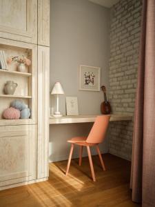 Zimmer mit einem Schreibtisch und einem Stuhl. in der Unterkunft Libertine Lindenberg in Frankfurt am Main