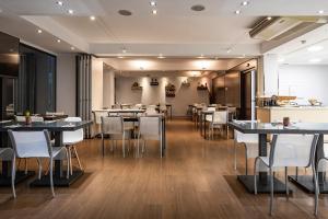 A restaurant or other place to eat at Petit Palace Arturo Soria Alcalá