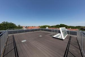 a large deck with a view of a roof at Zelle 43 in Münster