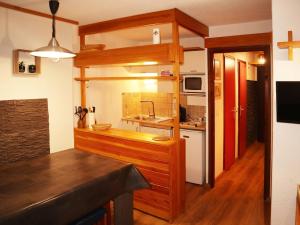 eine Küche mit einer hölzernen Arbeitsplatte in einem Zimmer in der Unterkunft Appartement Les Orres, 1 pièce, 6 personnes - FR-1-322-493 in Les Orres