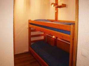 ein paar Etagenbetten in einem Zimmer in der Unterkunft Appartement Les Orres, 1 pièce, 6 personnes - FR-1-322-493 in Les Orres