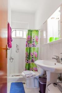 baño con lavabo y cortina de ducha en CHRISTINE SEASIDE APARTMENTS IN CHANIA, en Stalós