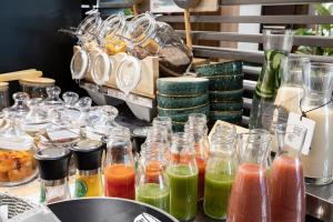 un buffet con muchos tipos diferentes de bebidas en jarras de cristal en Petit Palace Arturo Soria Alcalá, en Madrid