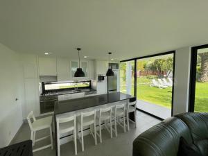 eine Küche mit einer schwarzen Theke und weißen Geräten in der Unterkunft Fonte do Forno Villas in Afife
