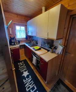 een kleine keuken met een fornuis en een aanrecht bij Haus am Mühlenberg in Deetz