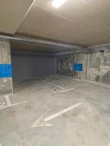 un estacionamiento vacío en un estacionamiento en NEW Brilant Apartment en Tirana