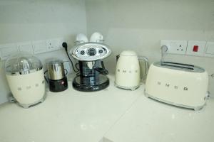 - un comptoir de cuisine avec plusieurs appareils dans l'établissement Olymp Luxury Villa C, à Kissonerga