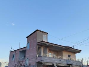 un bâtiment avec un balcon au-dessus dans l'établissement Vila Emma, à Durrës