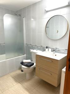 ein Badezimmer mit einem WC, einem Waschbecken und einem Spiegel in der Unterkunft Gaia Residence, Peristerona, Polis Chrysochous in Paphos City