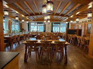 Gasthof Goldene Krone في بوتينشتاين: غرفة طعام مع طاولات وكراسي خشبية