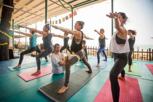 un grupo de personas en una clase de yoga en Kranti Yoga Tradition - Beach Resort, en Patnem
