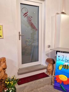 uma porta com um sinal que diz bem-vindo a um restaurante em Gästequartier mittendrin in Coswig Anhalt em Coswig