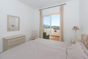 卡拉德米哈斯的住宿－Penthouse with a fantastic view，白色的卧室设有床和窗户