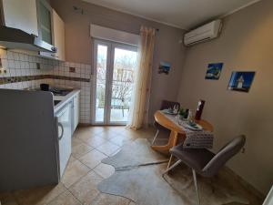 Кухня или мини-кухня в Villa Neda
