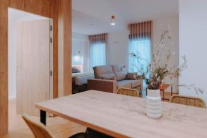 sala de estar con mesa y sofá en Apartamentos Santa Isabel, en Murcia