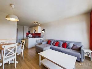 ラ・ロジエールにあるAppartement Montvalezan-La Rosière, 2 pièces, 6 personnes - FR-1-398-544のリビングルーム(ソファ、テーブル付)