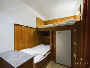 ラ・ロジエールにあるAppartement Montvalezan-La Rosière, 2 pièces, 6 personnes - FR-1-398-544の二段ベッドとカウンターが備わる小さな客室です。