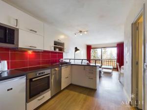 Appartement Montvalezan-La Rosière, 2 pièces, 6 personnes - FR-1-398-544にあるキッチンまたは簡易キッチン