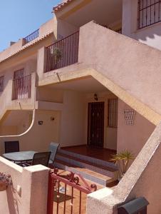 dom ze schodami prowadzącymi do drzwi wejściowych w obiekcie Apartment in La Zenia w mieście Orihuela Costa
