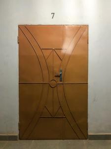 Uma porta com o número sete. em Chez Catherine et Gabriel em Bangui