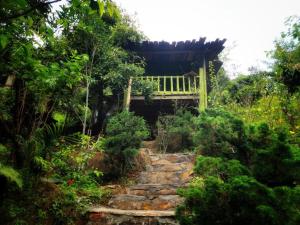 um jardim com uma ponte sobre algumas escadas em Mu Cang Homestay em Lao San Chay