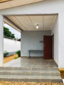 Chez Catherine et Gabriel في بانغي: غرفة بها درج يؤدي إلى باب