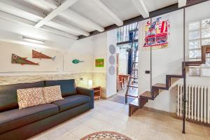 ein Wohnzimmer mit einem Sofa und einer Treppe in der Unterkunft Carpe Diem in Lerici