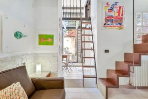 ein Wohnzimmer mit einer Treppe und einer Couch in der Unterkunft Carpe Diem in Lerici