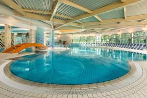 Piscina a Ramada Resort Kranjska Gora o a prop