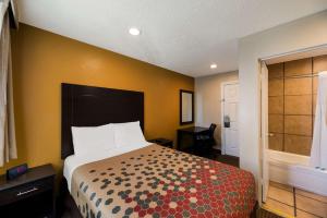 Postel nebo postele na pokoji v ubytování Rodeway Inn Flagstaff-Downtown + 35 fotografií