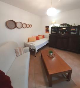 salon z kanapą i stołem w obiekcie Casa do Moleiro w mieście Santiago do Cacém