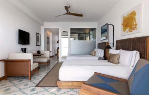 Телевизор и/или развлекательный центр в The Cape, A Thompson Hotel, by Hyatt