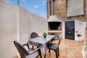 una sala da pranzo con tavolo e alcune sedie di El Puente a Bolbaite