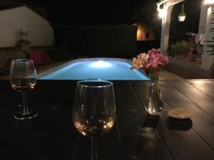 Nápoje v ubytovaní Charmante villa en Petite Camargue