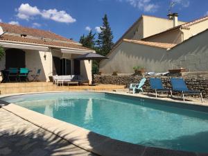 Bazén v ubytovaní Charmante villa en Petite Camargue alebo v jeho blízkosti
