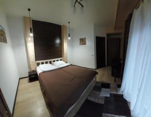 1 dormitorio con 2 camas y ventana grande en Коло Гір en Kolochava