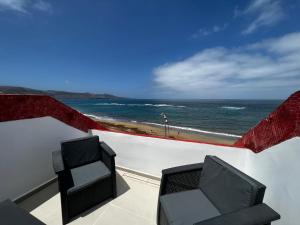 TrapicheにあるSeafront Canteras Terrace Loungeの海の景色を望むバルコニー(椅子2脚付)