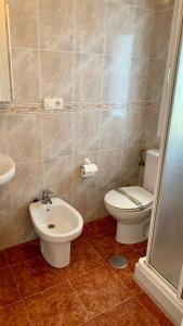 La salle de bains est pourvue de toilettes et d'un lavabo. dans l'établissement La Rotonda Garza, à Isla Canela